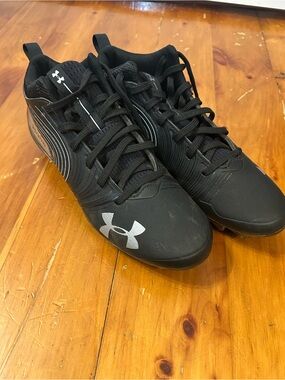 Under Armour Men’s Black Athletic Football 🏈 Cleats with Silver Logo